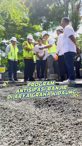 REVITALISASI KAWASAN PERMUKIMAN DI ARYA GRAHA KEDAUNG  Kemarin pagi saya meninjau pekerjaan revitalisasi kawasan permukiman di Perumahan Arya Graha RW 016 Kedaung Pamulang, bersama jajaran.  Pembangunan yang dilakukan diantaranya adalah peningkatan jalan beton, pengaspalan jalan, pemasangan paving block jalan, dan juga pembangunan saluran drainase.  Ada titik banjir di perumahan ini yang kerap terjadi saat hujan lebat turun. Maka, saluran air dibangun ulang dan kami juga lakukan rekayasa elevasi saluran agar pembuangan air berjalan lancar.  Saya menitipkan kepada para pekerja dan pengawas agar melaksanakan pekerjaan ini dengan sebaik mungkin, dengan hasil sempurna sesuai dengan perencanaan dan target waktu.  Sayapun sempat bertanya kepada warga bagaimana respon mereka terkait pembangunan ulang drainase ini, mereka sangat senang sekali dan ternyata walaupun pekerjaan masih berlangsung pada saat hujan lebat tidak terjadi banjir.  Total panjang drainase yang dibangun di kawasan ini adalah 1,7 Kilometer mengelilingi seluruh wilayah komplek hingga ke anak kali Sasak.  Dan wargapun senang jalan lingkungan kembali mulus, rapi, dan kuat. Menjadikan perumahan ini nampak seperti kembali baru.  Ada beberapa wilayah perumahan dan jalan di Tangsel yang menjadi fokus kami dalam penanganan banjir. Kami lakukan secara bertahap, dan Insha Allah dari tahun ke tahun penanganan banjir bisa teratasi dengan tepat.  Kami ucapkan terimakasih kepada seluruh pihak yang mendukung program ini, semoga manfaatnya selalu terasa bagi masyarakat...#pilarsagaichsan #tangerangselatan #tangsel 