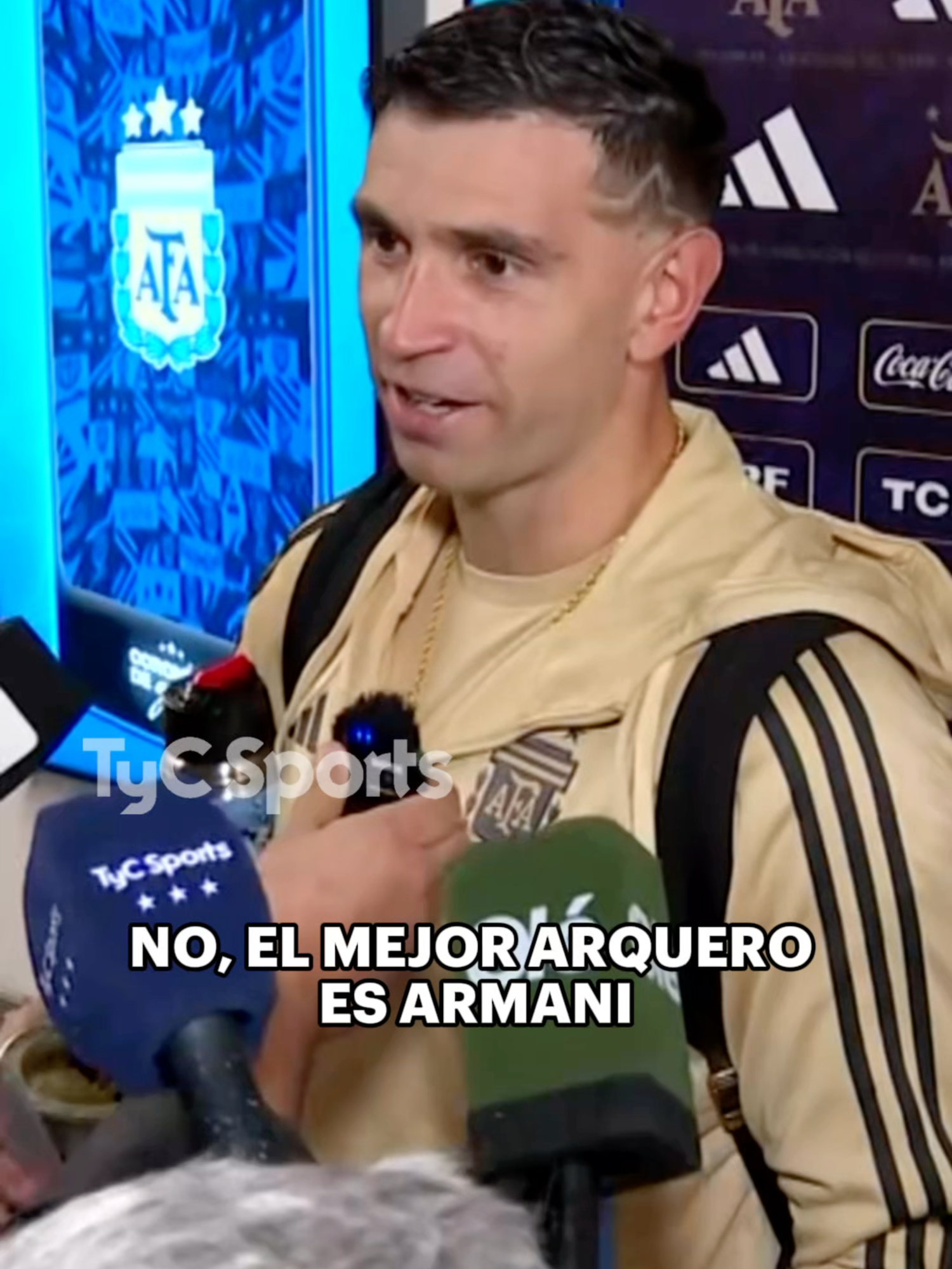 “EL MEJOR ARQUERO DE LA HISTORIA DEL FÚTBOL ARGENTINO ES ARMANI” ✍🏻 Dibu Martínez.