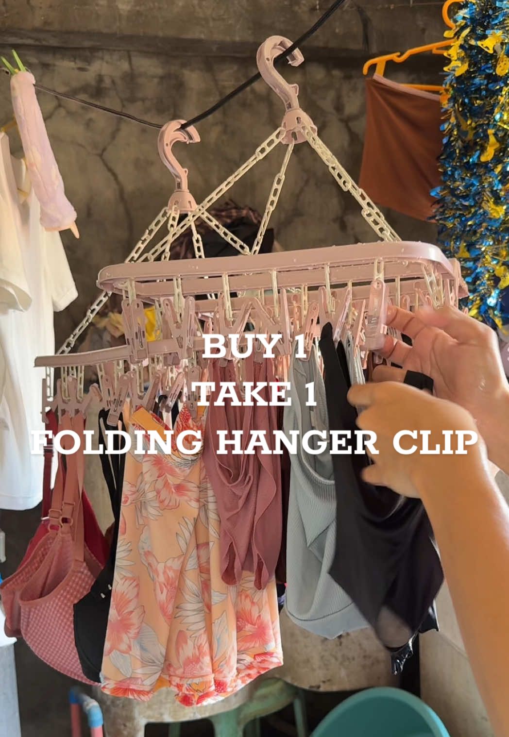 Buy 1 take 1 folding hanger clip, perfect sa mga nagtitipid 🤗