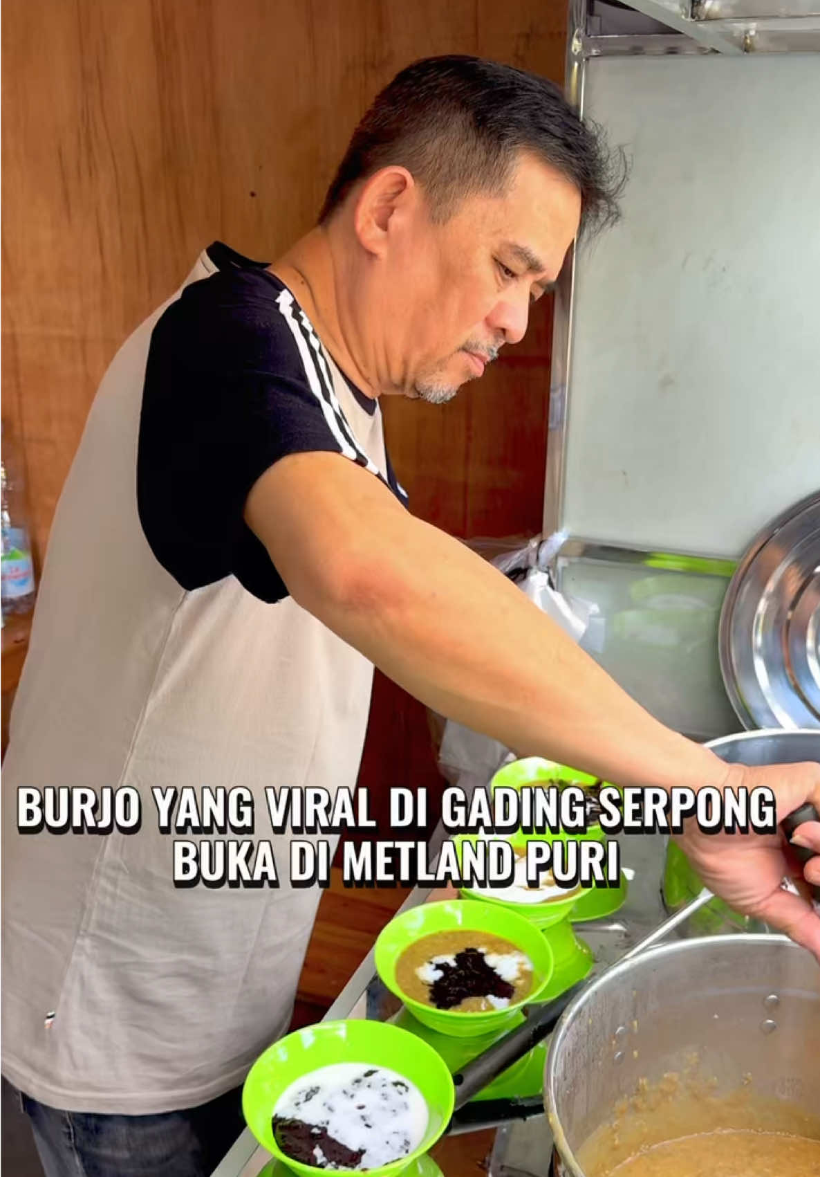 Kabar gembira buat warga Metland & sekitarnya!  Burjo Guan Dji yang Viral di Gading Serpong Sekarang, Bubur Kacang Ijo & Ketan Hitam Guan Dji  buka di: 📍 Ruko The NorthBend No 35 & 36 Metland Cyber Puri, Cipondoh (Di Dapur Lodeh Ny Hellen Metland) Nikmati hangatnya bubur dengan topping santan gurih yang selalu jadi favorit ❤️ Mau dine-in atau delivery? Bisa banget lewat GrabFood & GoFood