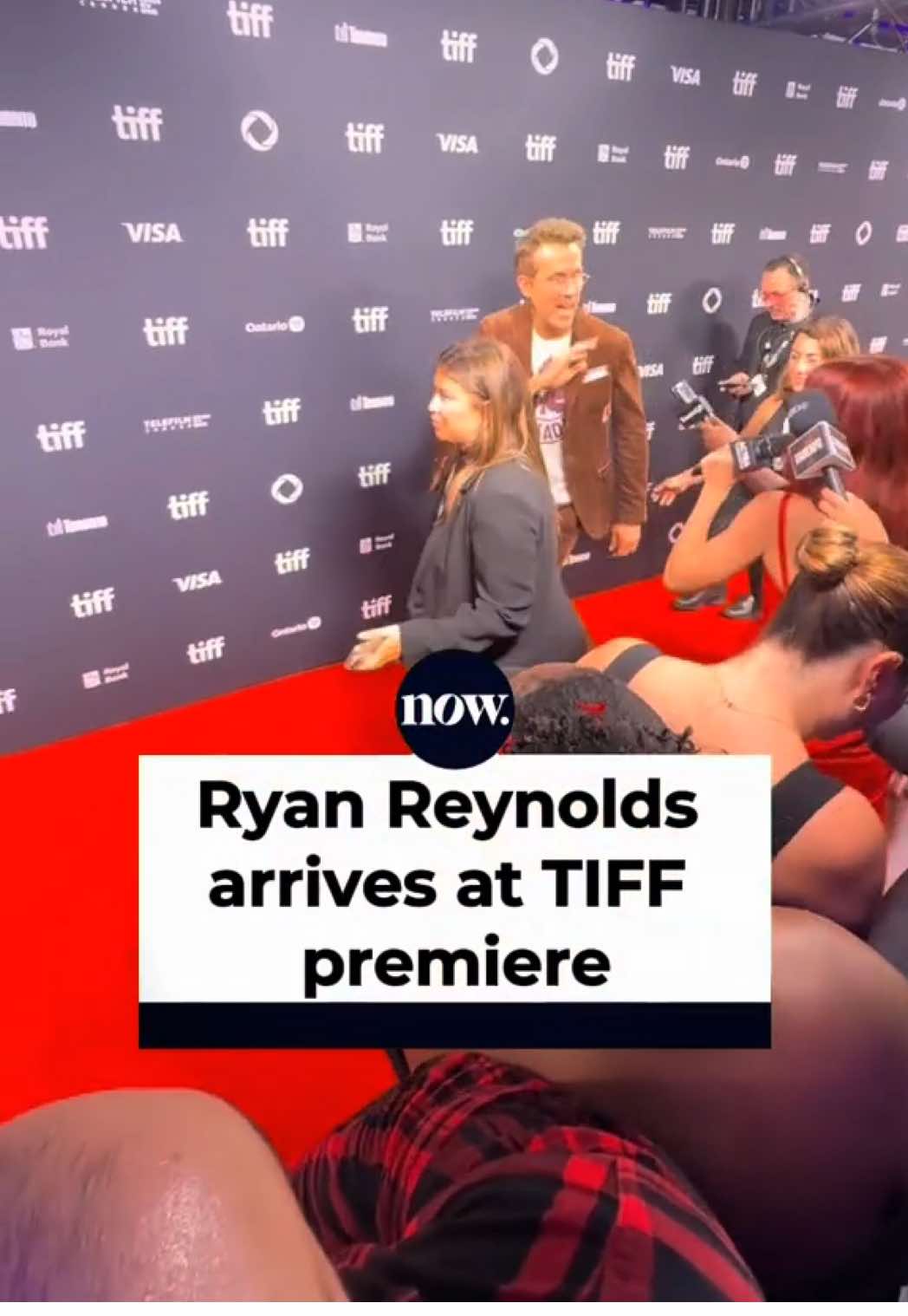 Blink and you’ll miss him! Canadian actor and producer Ryan Reynolds just breezed through the #TIFF50 red carpet for “John Candy: I Like Me.” 👀💨 #JohnCandy #TIFF2025