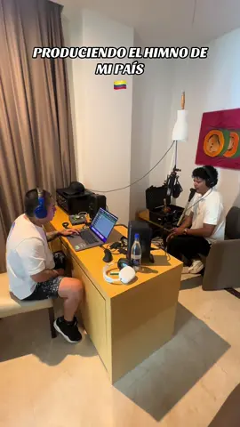 Les comparto este video de cuando estaba produciendo el himno de nuestra amada selección Colombia 🇨🇴 HOY PASAMOS AL MUNDIAL ⚽️ ESTAMOS DE FIESTA !#LIVEIncentiveProgram #LIVEStory #PaidPartnership 