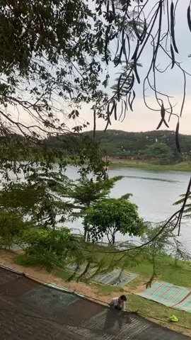 Nyore syahdu di kediri 🍂 ,  di pinggiran sungai berantas , Dermaga kediri #kediri #fyp #kediri24jam #nongkrongkediri #kedirihits  