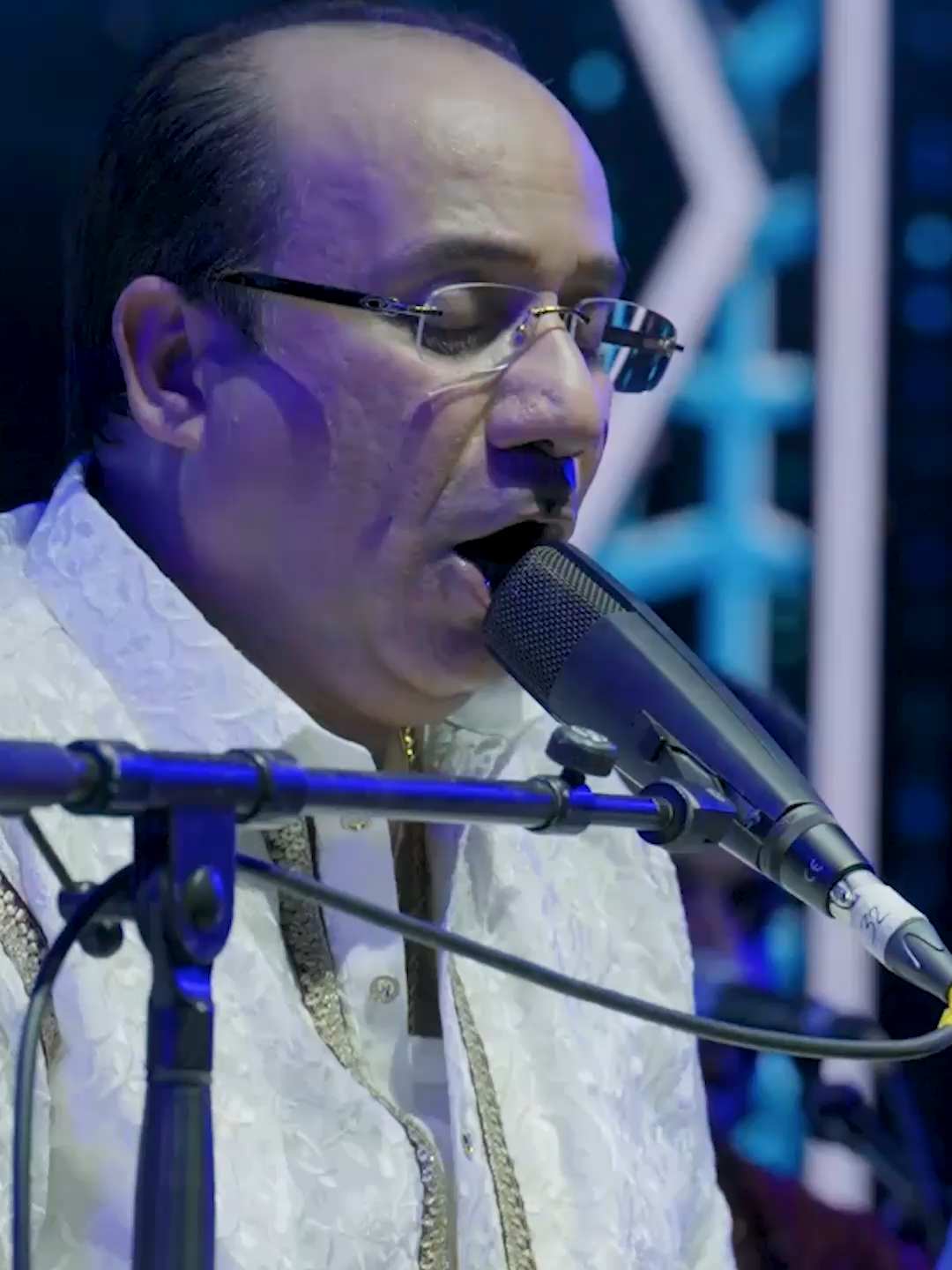 Lost in the divine rhythm of sargam... Ustad Rahat Fateh Ali Khan's soulful rendition of O Re Piya is pure magic. A voice that touches the soul, a melody that lingers. #RahatFatehAliKhan #ORePiya #Sargam #SoulfulVibes #SufiSoul #MusicalMagic #LegendaryVoice #FeelTheMusic #ReelWithSoul
