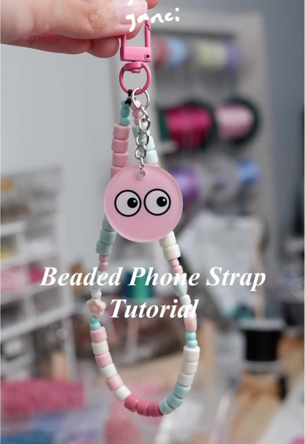 Siapa yang penasaran tutorial cara bikin phone strap best seller kita ini? 🙋‍♀️ simak tutorialnya dan jangan lupa cobain di rumah mumpung long weekend! ✨