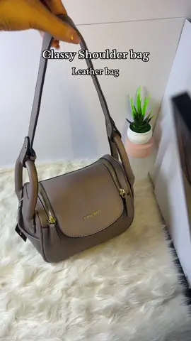 Ang classy tingnan,hindi malaki at hindi maliit. Sakto lang ang size for me.🫶🏻#bag #leatherbag #shoulderbag #tiktokfinds @Mumu PH 