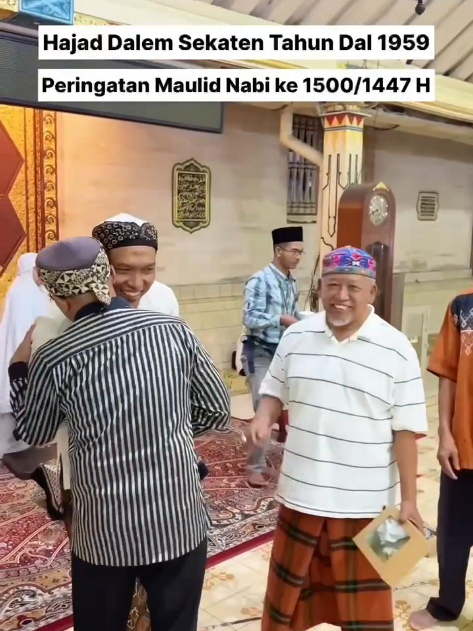 Rasulullah ﷺ berhijrah setelah 13 tahun berdakwah di Makkah, saat usia beliau 53 tahun. Maka di tahun 1447 Hijriah ini, genap 1500 tahun beliau dihadirkan Allah ke dunia untuk membawa cahaya. Inilah kami ummatmu Ya Rasulallah, yang rindu tapi malu, syahdu tapi sendu, melafal shalawat dengan kelu, karena kami tak berdaya atas saudara kami, di negeri sendiri ataupun di G4z4. Tapi kami berbahagia atas lahirmu duhai Nabi, kami bacakan Sirah-mu tuk hadirkan cinta, dalam Hajad Dalem Sekaten ini. KARENAMU YA RASULALLAH Karena tentangmu Ya Rasulallah ﷺ, ialah sebaik-baik kisah, seindah-indah cermin, semulia-mulia jalan, semurni-murni teladan. Karena pada dirimu Ya Rasulallah ﷺ; sebening-bening hati, sejernih-jernih jiwa, sedalam-dalam ilmu, setepat-tepat fahaman. Karena dalam tindakmu Ya Rasulallah ﷺ; seikhlas-ikhlas niat, seihsan-ihsan amal, seteguh-teguh prinsip, sejelas-jelas ikutan. Karena di tiap langkahmu Ya Rasulallah ﷺ; seagung agung akhlaq, seluhur-luhur budi, segenap-genap syukur, seutuh-utuh sabar. Karena pada senarai hela nafasmu Ya Rasulallah ﷺ; ada sederu-deru dzikir, sesyahdu-syahdu khusyu’, setunduk-tunduk tawadhu’. Karena detak jantungmu Ya Rasulallah ﷺ; segigih-gigih upaya, sesuci-suci doa, sepasrah-pasrah tawakkal, sebenar-benar taqwa. Karena denyut nadimu Ya Rasulallah ﷺ; seberkah-berkah nafkah, setumpah-tumpah sedekah, setebar-tebar da’wah, senyata-nyata jihad. Karena di deras darahmu Ya Rasulallah ﷺ; seruah-ruah perhatian, sedahsyat-dahsyat pengorbanan, sesejuk-sejuk kasih sayang. Karena ucapanmu Ya Rasulallah ﷺ; sefasih-fasih kata, sedalam-dalam makna, sekokoh-kokoh hujjah, setampak-tampak pembuktian. Karena pribadimulah Ya Rasulallah ﷺ; semesra-mesra suami, segagah-gagah ayah, semantap-mantap kakek, seakrab-akrab sahabat. Karena engkaulah Ya Rasulallah ﷺ; setaat-taat hamba, serajin-rajin guru, seberani-berani panglima, sepuncak-puncak pemimpin. Karena tapak hayatmu Ya Rasulallah ﷺ; sejelita-jelita hidup, selurus-lurus titian, seberat-berat liku, sewujud-wujud cinta. Karena dalam sakaratmu Ya Rasulallah ﷺ, kau tegaskan cinta tuk kami; moga kau sambut di telaga, moga kau wasilahi syafa’atNya. #salimafillah 
