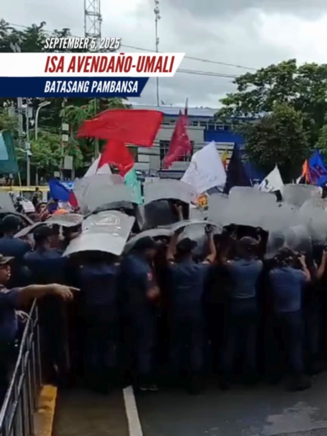 PANOORIN: Nauwi sa tensyon at batuhan ang kilos-protesta ng ilang grupo ng mga raliyista sa labas ng Batasang Pambansa, kasabay ng pagsalang ng panukalang 2026 budget ng DPWH sa Kamara. | via Isa Avendaño-Umali, DZBB/GMA Integrated News #GMAIntegratedNews #BreakingNewsPH