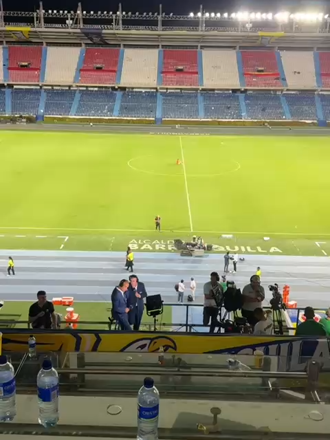 Esta fue la curiosa y melancólica imagen de James al final del partido Al término del partido ante Bolivia, el capitán de la Selección Colombia se quedó unos minutos sentado en la mitad del campo dejando una muy emotiva imagen
