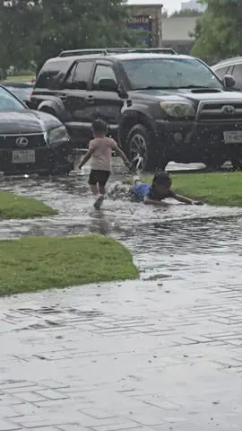 Me encantas sus travesuras💗#travesuras #niñas #lluvia #infancia #sueños 