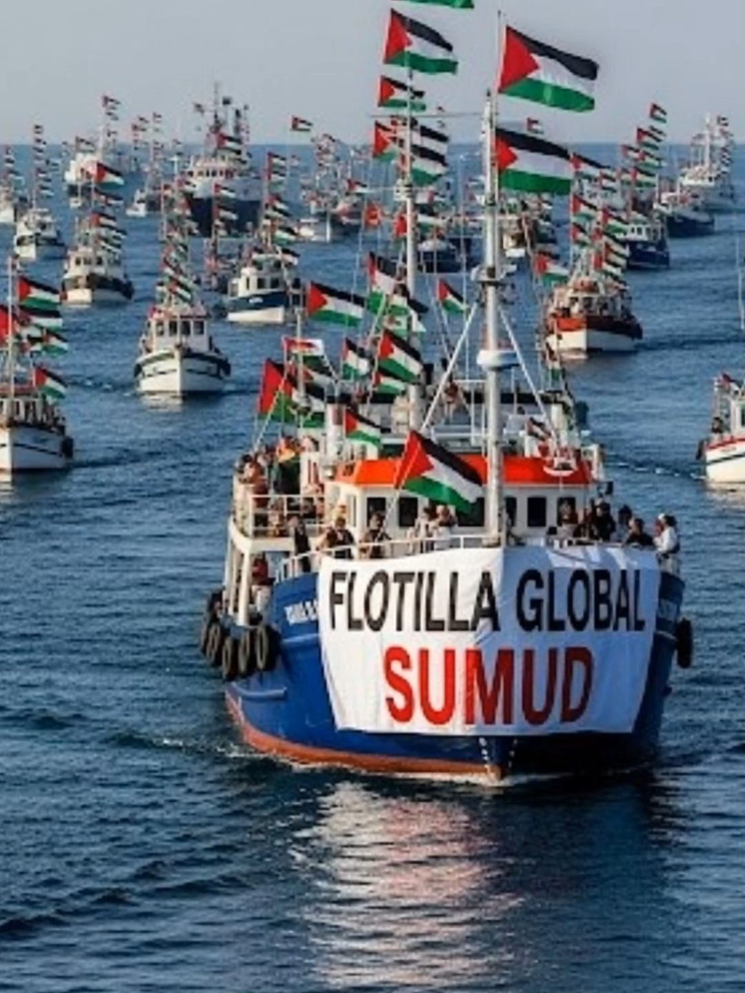 Semoga Global Sumud Flotilla & Sumud Nusantara berjaya membawa harapan dan kekuatan untuk mengajak lebih ramai penduduk dunia untuk terus bersuara demi kemanusiaan! Selamat berjaya! -- Kisah di Sebalik Tercetusnya Gerakan Bersejarah Pada tanggal 31 Mei 2010, dunia menyaksikan sebuah tragedi yang mengubah landskap kemanusiaan antarabangsa — saat kapal Mavi Marmara, yang membawa bantuan kemanusiaan ke Gaza diserang oleh komando Israel di perairan antarabangsa. Serangan kejam itu mengorbankan 10 aktivis, mencederakan puluhan yang lain, dan menoreh luka dalam hati umat manusia sejagat. Pada saat itu, hanya beberapa buah kapal sahaja yang berani mencabar sekatan Gaza. Dunia ketika itu seolah-olah keliru — apakah perjuangan untuk rakyat Palestin masih punya harapan? Daripada trauma Mavi Marmara, muncul satu perkataan yang menjadi roh perjuangan ini: Sumud. Berasal daripada bahasa Arab (صمود), sumud membawa makna keteguhan jiwa yang tidak pernah goyah — sejenis kesabaran yang bukan pasrah, tetapi membina kekuatan, berdiri megah di hadapan kezaliman, walau nyawa menjadi taruhan. Dan dari semangat inilah, lahir satu armada yang luar biasa — bukan sekadar membawa bantuan, tetapi membawa jiwa-jiwa yang tidak mahu tunduk kepada kezaliman dunia. Global Sumud Flotilla bukan sekadar gerakan bantuan. Ia adalah manifestasi pemberontakan hati nurani terhadap ketidakadilan global. Setiap kapal yang berlayar bukan hanya membawa bekalan dan ubat-ubatan. Ia membawa harapan, dari jutaan doa yang dibisikkan di mihrab masjid, altar gereja, dan ruang sunyi rumah-rumah yang menginginkan keamanan. Tangisan keadilan, dari mereka yang sudah penat melihat kanak-kanak Gaza menderita. Jeritan nurani, yang tidak lagi sanggup berdiam melihat kekejaman menjadi normal dalam berita. Ketika kuasa besar dunia membisu, Global Sumud Flotilla memilih untuk bersuara — dan suaranya bergema merentasi benua. Perjuangan ini telah melampaui sempadan bangsa dan agama. Ia kini menjadi ujian sejauh mana manusia sanggup mempertahankan nilai kemanusiaan. Setiap solat hajat di Kuala Lumpur, setiap tunjuk perasaan di London, setiap sumbangan kecil di Jakarta, dan setiap suara anak muda yang menulis, melukis, atau bersuara — semuanya adalah gelombang yang menolak penindasan. Dan kekuatan sebenar flotilla ini bukan pada saiz kapal, tetapi pada denyut nadi jutaan hati yang berdegup serentak untuk keadilan. Gabungan yang Mengejutkan Dunia Yang paling mengharukan dan mengejutkan ialah apa yang sedang berlaku hari ini. Ketika sekatan semakin menggila, Ketika dunia semakin dicengkam kepalsuan, Tiba-tiba muncul satu gelombang baharu, golombang yang lebih besar, lebih tersusun, lebih berani. Kini, bukan lagi beberapa kapal. Buat pertama kalinya dalam sejarah, armada bantuan ini terdiri daripada puluhan kapal dari seluruh dunia. Dan yang lebih mengkagumkan Gabungan 44 buah negara, merentasi budaya, agama, benua dan ideologi — telah menyatukan kekuatan, kepakaran, dan strategi demi satu tujuan: memecahkan sekatan, dan menyampaikan harapan ke Gaza. Global Sumud Flotilla bukan sahaja belayar di lautan. Ia sedang berlayar di dalam jiwa setiap insan yang masih percaya pada keadilan. Ia adalah seruan untuk bangkit dari tidur panjang ketidakpedulian Bersuara lebih lantang dari dentuman senjata Bertindak dalam apa jua bentuk walau hanya satu doa, satu perkongsian, satu ringgit, atau satu langkah kecil Kerana setiap sokongan, sekecil mana pun, adalah satu ombak yang akan menolak tirani. Marilah kita bersama-sama mendoakan agar Global Sumud Flotilla ini Dilindungi Allah SWT, dari segala bahaya sepanjang pelayaran dan berjaya merobek sekatan, yang telah menyesakkan Gaza hampir dua dekad . Amin.. 