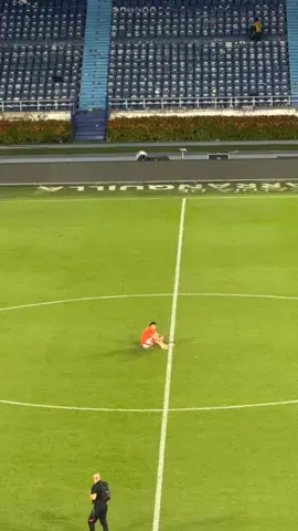 En lo que puede haber sido su último partido oficial con la Selección Colombia, James Rodríguez dejó esta imagen VIRAL, solo en el cesped del Metropolitano, después de clasificar a nuestra Selección al Mundial 2026, demostrando su dedicación y pasión por el fútbol.