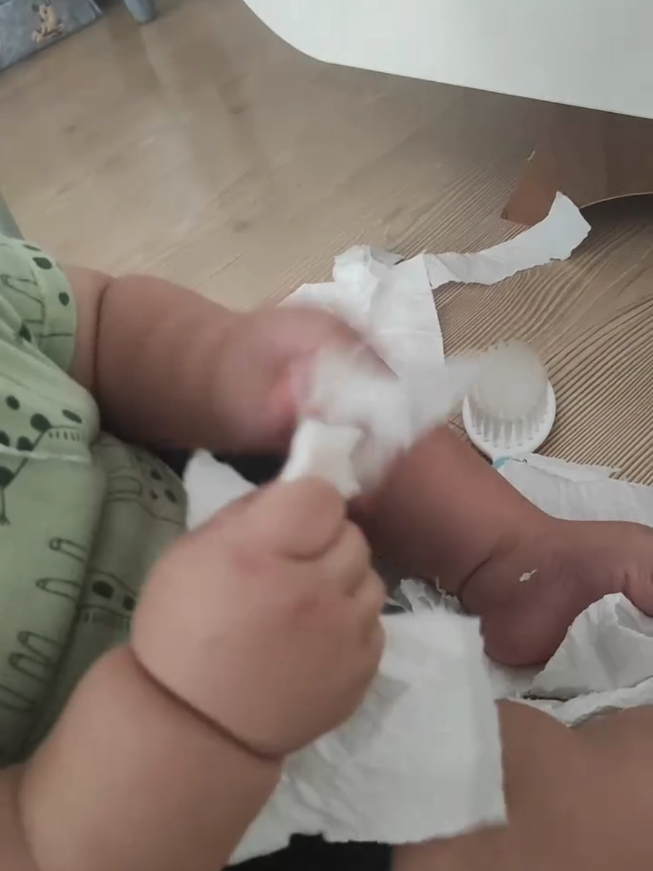 Kimlerin bebekleri böyle 😅  Peçete ve bez paketlerini ele geçirmesinler amaann 🤭😅 Annelere gönderrrr 😍 🐣 . . . #annebebek #momlife #mom #bebekgelişimi #viraltiktok 