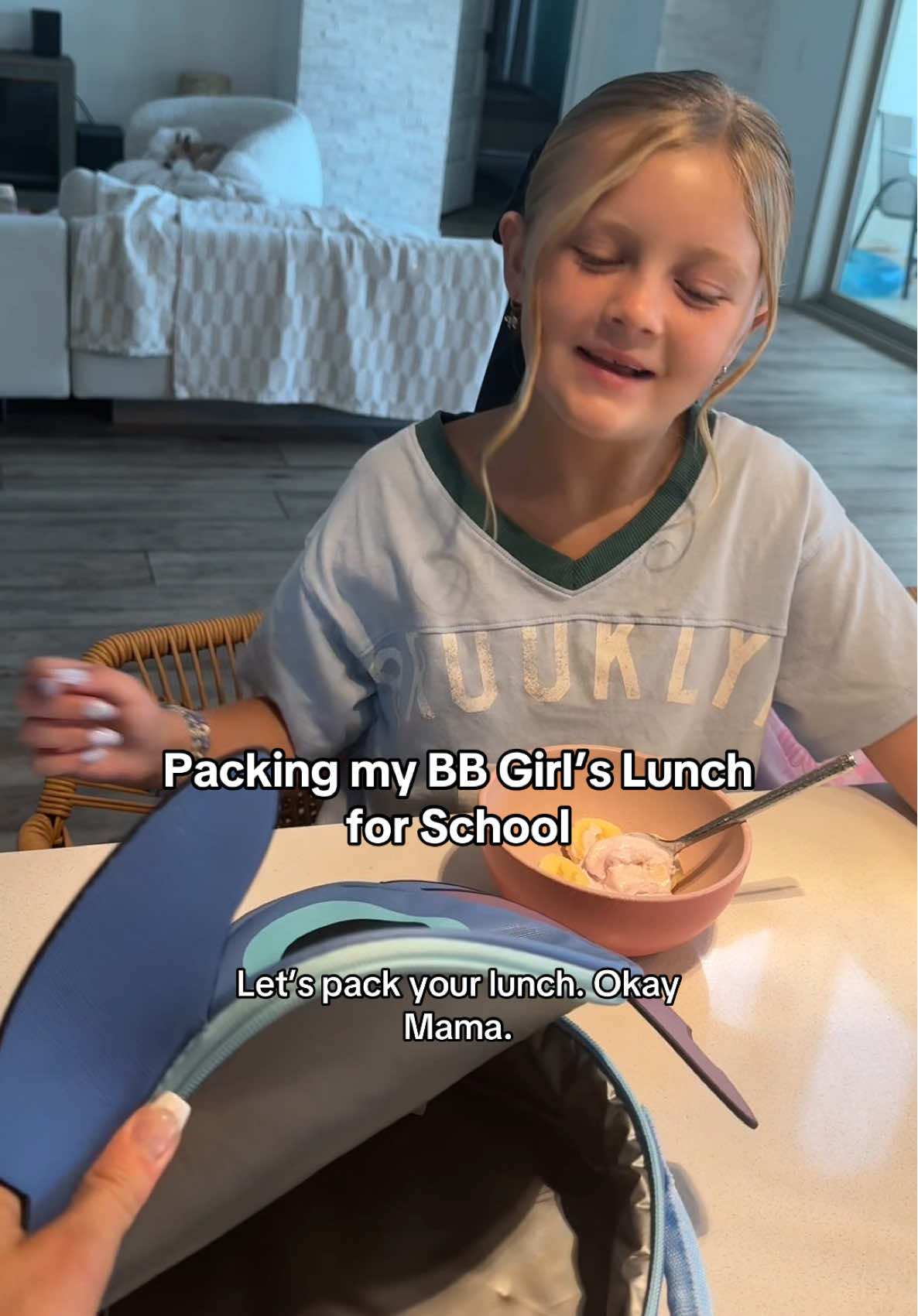Gemma BB also loves the @Starbucks Pink Drink smmm💖🥤 xx Angelina Claire #lunchbox #lunchtime #packwithme #girlmom #girlmama 