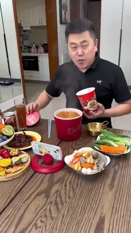 上班族早餐 10 分鐘搞定！這款一體式泡麵鍋太懂忙碌打工人！早上倒點水、放麵餅和雞蛋，通電加熱幾分鐘就是熱乎早餐；也能煮燕麥、蒸包子，帶蓋設計保溫性強，煮好直接端著吃，不用多洗一個碗，趕時間也能吃好早餐～​