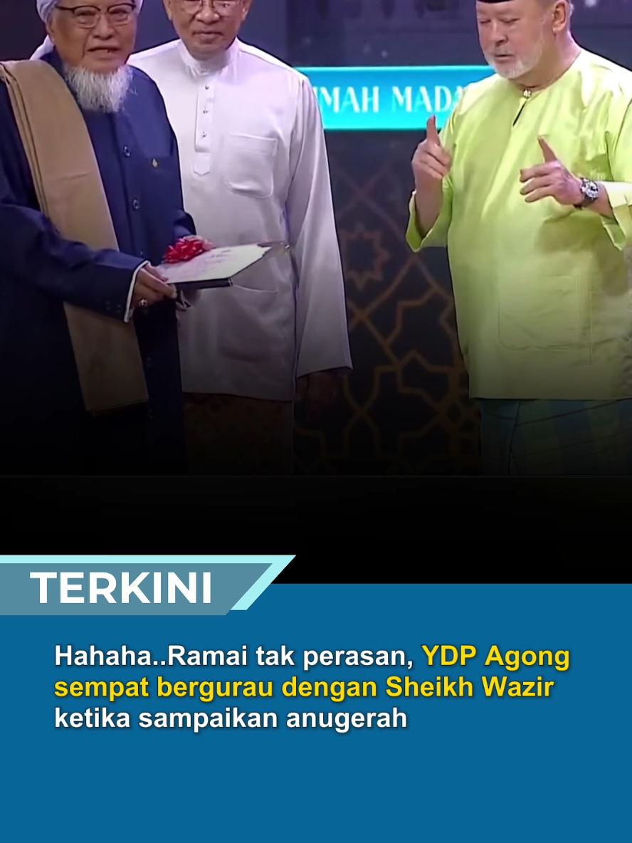 Replying to @mrsnadiawi Hahaha..Ramai tak perasan, YDP Agong sempat bergurau dengan Sheikh Wazir ketika sampaikan anugerah #trendingnewsmalaysia #beritaditiktok #fyp #viral #viralvideo 