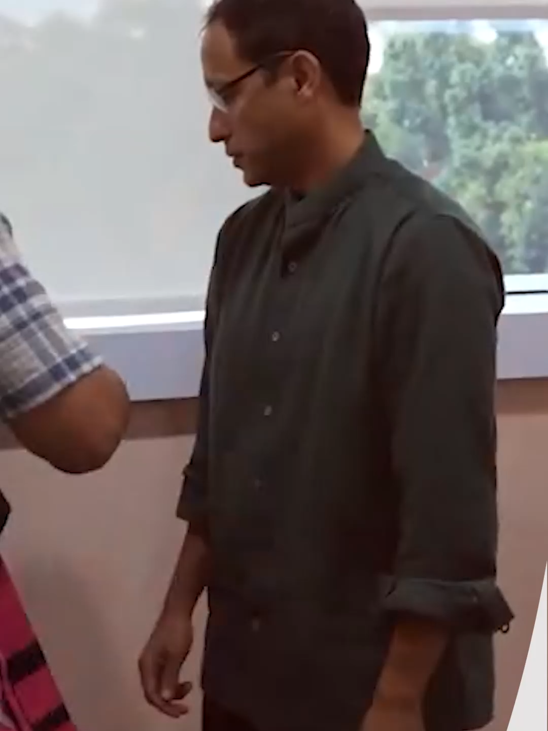 Pakai Rompi Pink dan Tangan Terborgol, Nadiem Makarim: 