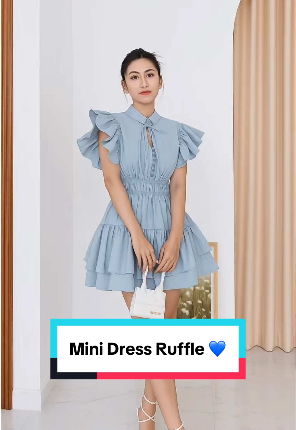 Girls, dress ini tuh definisi cantik effortless! 💙 Bahan adem, model ruffle kekinian, dan cuttingnya bikin badan keliatan ramping. Cocok banget buat hangout, ngedate, atau acara casual~ ✨ Fix wajib masuk wishlist kamu 😍  #minidress #outfitinspo #ootdfashion #OOTD #outfitideas 