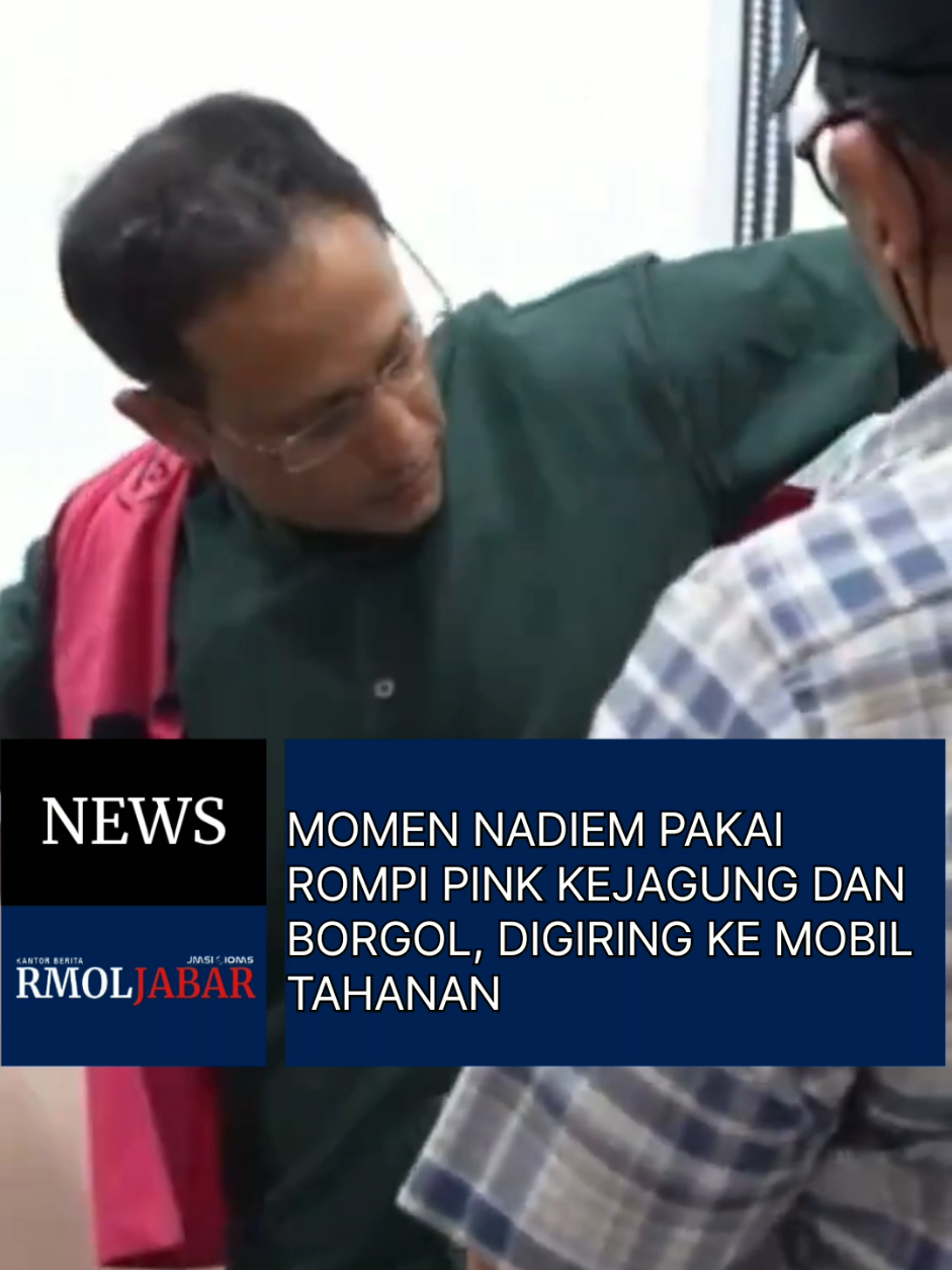 Kejaksaan Agung resmi menetapkan mantan Mendikbudristek, Nadiem Makarim, sebagai tersangka kasus dugaan korupsi pengadaan laptop Chromebook. Nadiem dijerat pasal 2 ayat 1 atau pasal 3 juncto pasal 18 UU Tipikor juncto pasal 55 ayat 1 ke-1 KUHP. Ia langsung ditahan selama 20 hari ke depan di Rutan Kejagung. Meski begitu, Nadiem membantah tuduhan tersebut. Saat digiring menuju mobil tahanan, ia menegaskan dirinya tidak melakukan perbuatan melawan hukum dan yakin kebenaran akan terungkap. 🎥: Dok. Kejagung RI