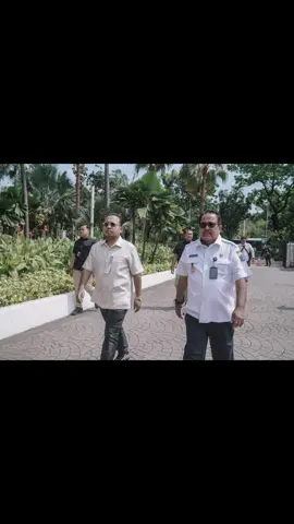 DISKUSI TENGAH KOTA. Saya beruntung bisa belajar banyak hal dari Bang Doel. Tidak banyak orang yang ketika sudah dalam puncak karir mau dan mampu mendengar secara sungguh-sungguh pendapat lain, apalagi pendapat dari anak yang masih sangat muda seperti saya. Hari ini rabu di ibukota hari dimana kami beraktivitas menggunakan transportasi umum, dalam perjalanan ada banyak hal yang terbahas. Menarik karena bang Doel lebih banyak bertanya dan mendengar perspektif saya. Mungkin orang lain berfikir saya banyak mempengaruhi tapi sesungguh nya saya ini hanya bagian kecil penyumbang pemikiran sementara hasil besar nya tetap Bang Doel yang memutuskan dangan arah pemikiran dan keputusan matang nya. Dalam posisi saya, sya justru lebih banyak belajar cara nya memimpin dan cara nya menjadi pemimpin dengan menghargai orang-orang di sekitar nya. Bang Doel tidak pernah mengukur pendapat dari penghatur nya tapi dia lebih melihat isi pendapat nya, mungkin itu yg membuat Bang Doel di cintai banyak orang hingga sampai saat ini dan memiliki jalan mulus dalam sepanjang karir nya. Dari Bang Doel saya belajar betul cara mendengar dan menghargai posisi orang-orang yg ada disekitar kita. ☺️. #Rabuibukota #benomohamad #jagajakarta 