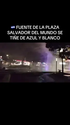 🎉 Tras la victoria 1-0 de la Selecta ante Guatemala, la fuente de la emblemática Plaza Salvador del Mundo iluminó la noche capitalina con los colores patrios. ⚽️ El triunfo marca el inicio con el pie derecho de El Salvador en la ronda final de las eliminatorias de Concacaf rumbo al Mundial 2026.