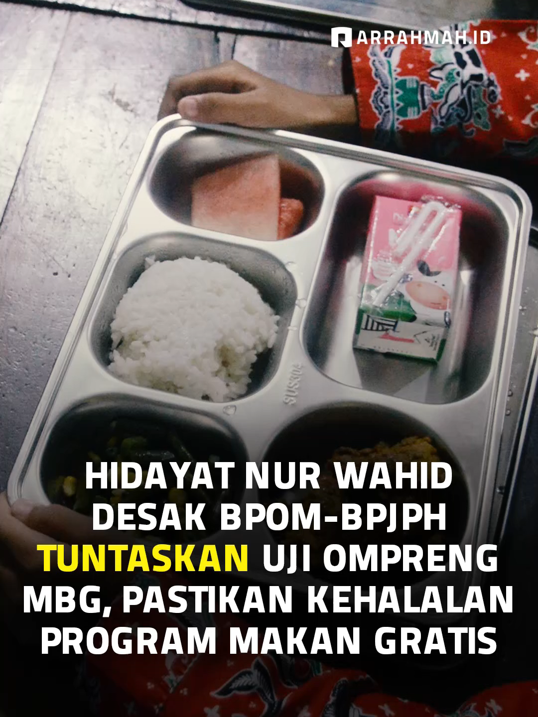JAKARTA (Arrahmah.id) – Wakil Ketua MPR RI dari Fraksi PKS sekaligus Anggota Komisi VIII DPR RI, Hidayat Nur Wahid (HNW), meminta agar isu terkait “ompreng” Program Makan Bergizi Gratis (MBG) yang diimpor dari China dan diduga mengandung minyak babi segera dituntaskan. Ia mendesak Badan Pengawas Obat dan Makanan (BPOM) untuk mempercepat proses pengujian, sekaligus mendorong Badan Penyelenggara Jaminan Produk Halal (BPJPH) memastikan status kehalalan produk tersebut. “Program MBG tentu kita dukung untuk mengatasi masalah bangsa seperti stunting dan kecukupan gizi anak-anak. Namun jangan sampai menimbulkan masalah fundamental terkait status kehalalannya. BPJPH harus mengawal dari pengujian hingga mengomunikasikan hasilnya ke masyarakat,” ujar Hidayat usai Rapat Kerja Komisi VIII DPR, Kamis (4/9). HNW mencatat, sejak pelaksanaan MBG ditemukan berbagai persoalan, mulai dari kasus keracunan siswa, makanan basi, hingga dugaan penggunaan ompreng berbahan minyak babi. Menurutnya, hal ini meresahkan masyarakat yang mayoritas beragama Islam, terutama karena program tersebut menyasar anak-anak di sekolah. #fyp #mbg #hidayatnurwahid #ompreng #halal #haram #china #minyakbabi #bpom