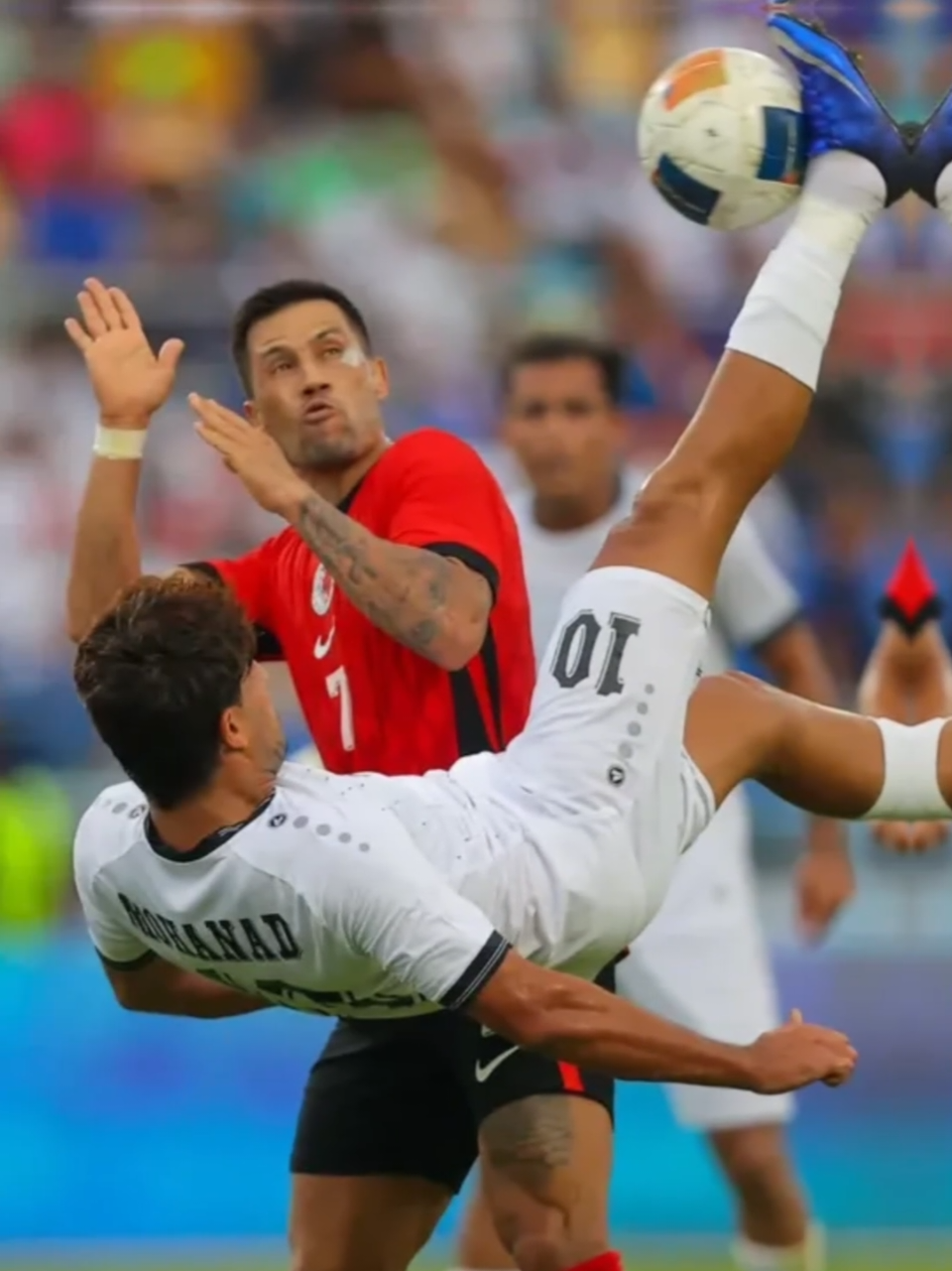 Striker Timnas Iraq, Mohanad Ali menebar ancaman lewat gol salto spektakuler dalam laga melawan Hongkong. Ini adalah warning bagi Timnas Indonesia yang akan melawan Iraq di Round 4 Kualifikasi Piala Dunia 2026 #football #timnas #sepakbola #timnasindonesia 