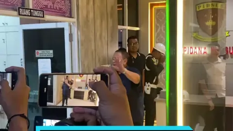 Mantan Gubernur Lampung Arinal Djunaidi di Periksa Kejati Lampung selama 14 jam sejak Kamis (4/9) pukul 11.00 dan selesai pada Jumat (5/9) pukul 01.06 WIB.  Pemeriksaan ini terkait terkait Dugaan Tindak Pidana Korupsi terhadap pengelolaan dana Participating Interest 10% pada wilayah kerja Offshore South East Sumatera (WK OSES) senilai US$ 17.286.000. Dana tersebut dikelola oleh Pertamina Hulu Energi (PHE) melalui PT. Lampung Energi Berjaya (PT. LEB) sebagai anak perusahaan dari BUMD PT. Lampung Jasa Utama (PT. LJU) Provinsi Lampung. #lampung #korupsi #arinaldjunaidi #gubernur #fyp 