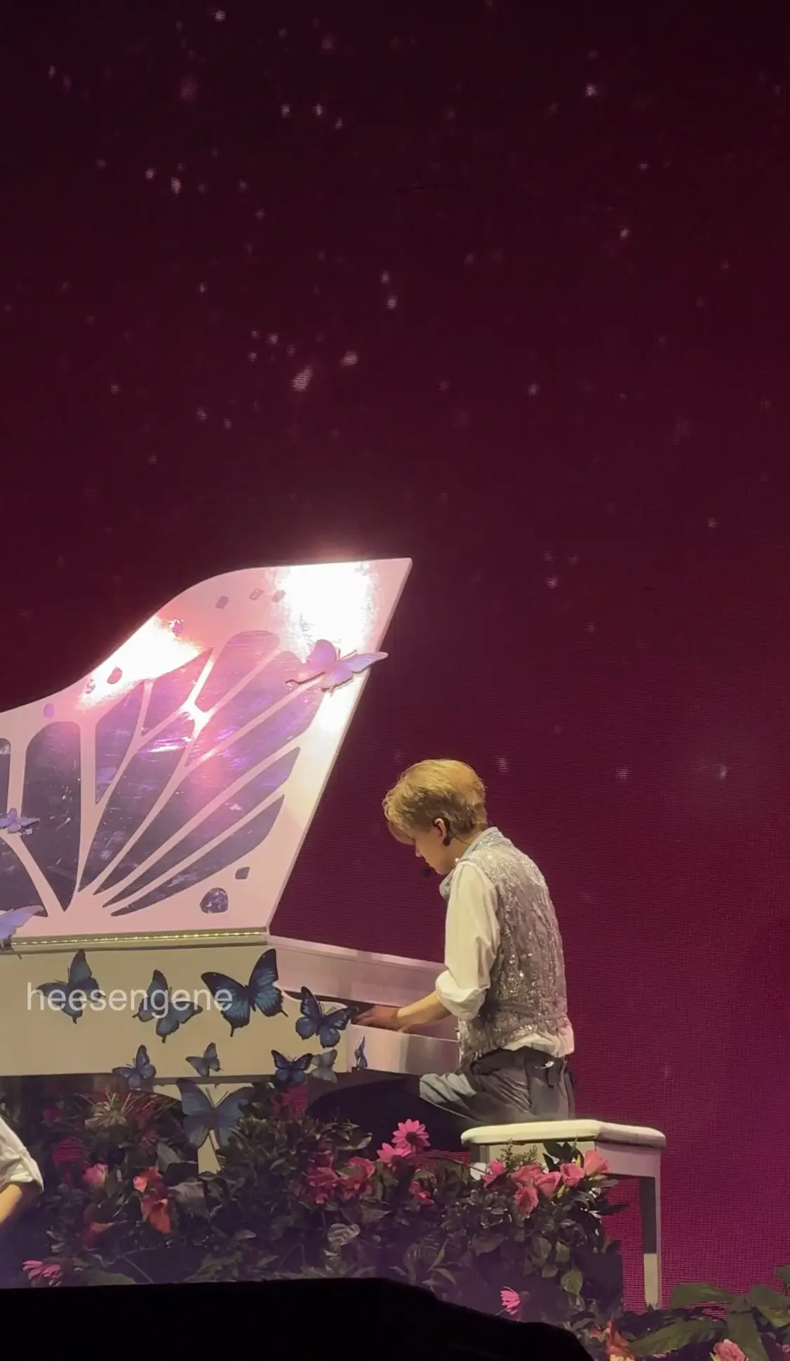 This is truly beautiful✨ Our piano prince, Heeseung💖 So grateful to the Engene who took this picture🫶🏻 #heeseung 