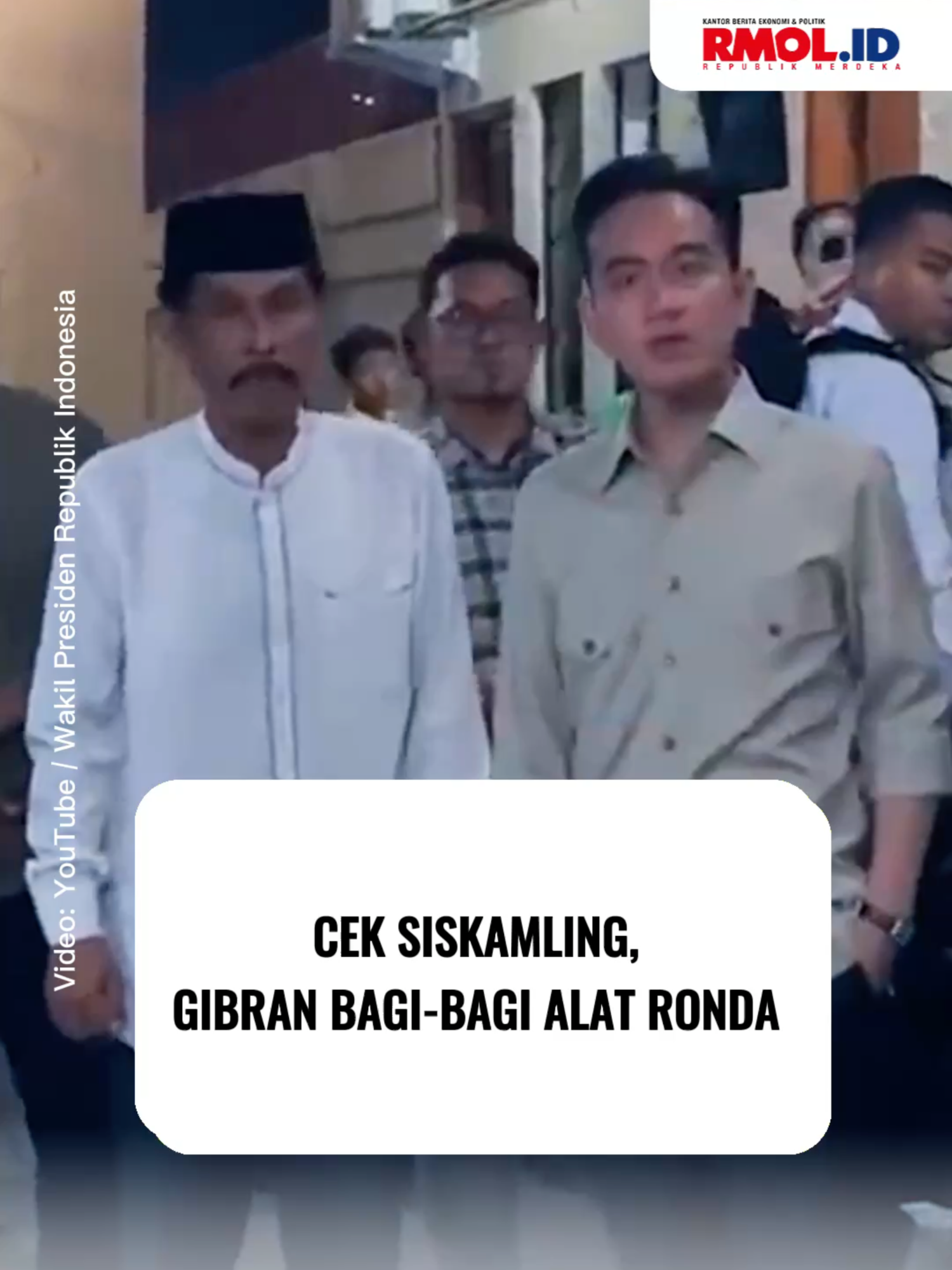Cek Siskamling, Gibran Bagi-bagi Alat Ronda Wakil Presiden Gibran Rakabuming Raka menyambangi sejumlah pos ronda di Jakarta Barat dan Jakarta Selatan pada Kamis malam, 4 September 2025. Di Pos Ronda RW 04 Kembangan Utara, Jakarta Barat, Gibran disambut Ketua RW Suparno. Ia menyerahkan bantuan berupa senter, pemanas air listrik, serta kebutuhan konsumsi seperti gula dan kopi. Gibran juga berdialog dengan warga mengenai kondisi keamanan lingkungan sebelum dan sesudah demo. Sekitar pukul 23.00 WIB, Gibran melanjutkan kunjungan ke Pos Ronda RT 19 RW 03 Ulujami, Pesanggrahan, Jakarta Selatan.  Di sana ia disambut Lurah Yuda Irawan bersama warga dan meninjau dapur umum kampung siaga bencana. Dalam kunjungan itu, Gibran mengajak masyarakat memperkuat persaudaraan, saling menjaga, serta memastikan lingkungan tetap aman dan nyaman. Mau berita langsung dikirim ke WA kamu? follow Whatsapp Channel RMOL.id atau ketik di browsermu bit.ly/RMOLWhatsappChannel #republikmerdekaonline #republikmerdeka #rmolid #rmol #gibran #gibranrakabuming