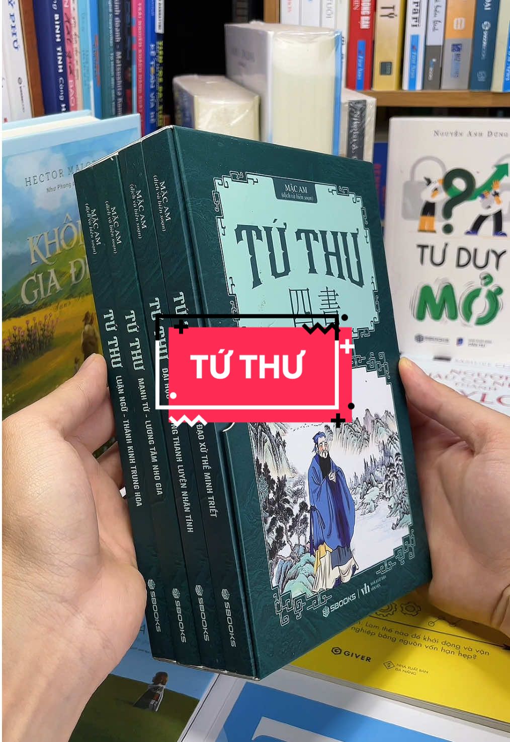 Tứ Thư – Bí quyết tu thân, lập nghiệp và thành công bền vững từ minh triết cổ xưa! Bộ sách Tứ Thư gồm 4 tác phẩm kinh điển: Đại Học, Trung Dung, Luận Ngữ và Mạnh Tử – chính là nền tảng gốc rễ của văn hóa, đạo đức và triết lý phương Đông.  Đây không chỉ là sách dạy cách tu thân, tề gia, trị quốc, bình thiên hạ, mà còn là kim chỉ nam giúp con người tìm thấy sự cân bằng, trí tuệ và bản lĩnh trong cuộc sống hiện đại. Mỗi trang sách là một lời nhắn nhủ sâu sắc: sống tử tế, ứng xử hài hòa, rèn luyện nhân cách và khai mở trí tuệ để đi đến thành công bền vững. Nếu bạn muốn chạm vào tinh hoa minh triết ngàn đời, rèn luyện bản thân và nuôi dưỡng trí tuệ lãnh đạo – thì Tứ Thư chính là bộ sách bạn phải sở hữu ngay hôm nay!#tiemsachbinhyen #BookTok #sach #sachhay #tuthu 