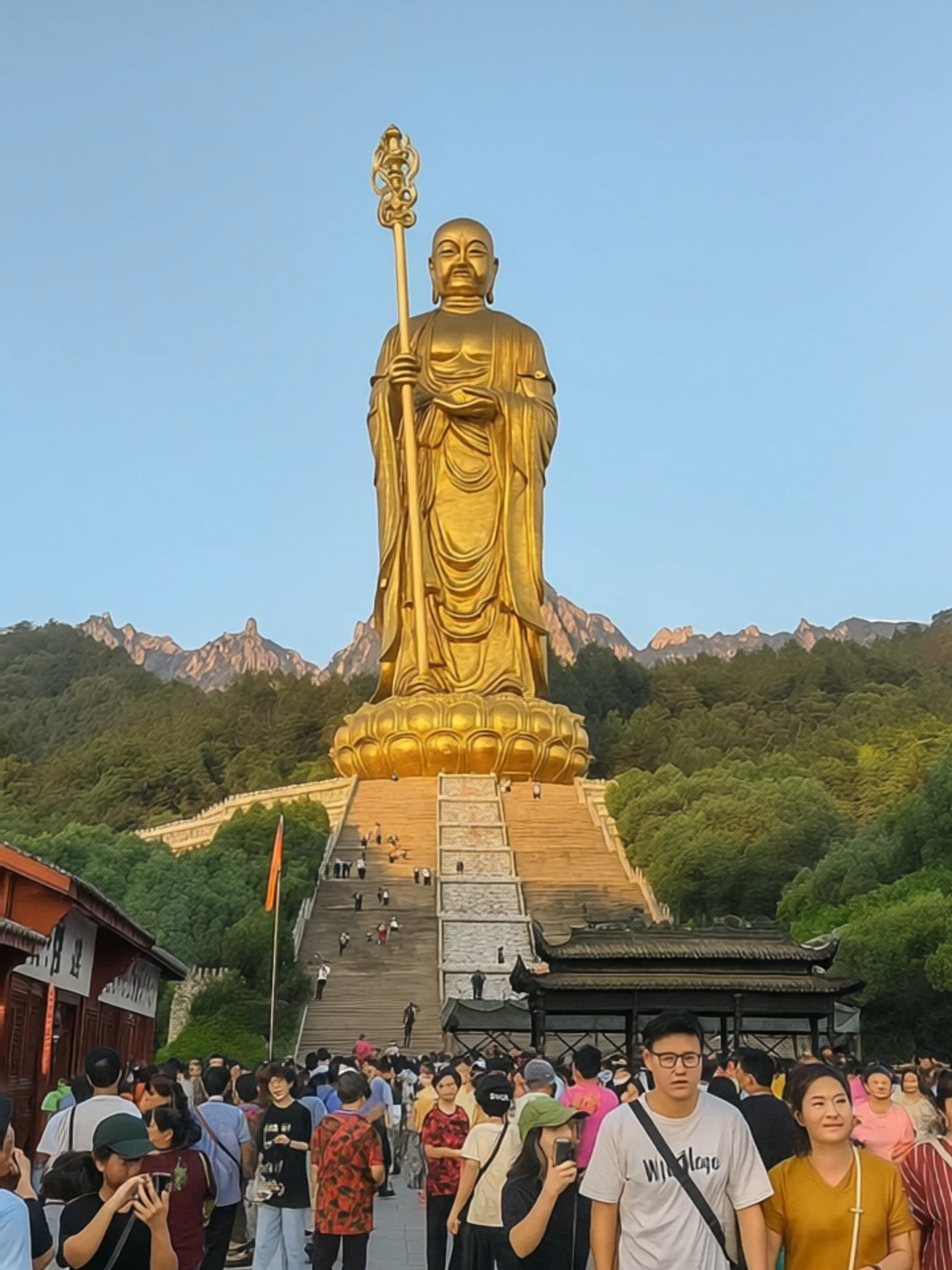 突发地震！地藏王菩萨雕像轰然倒塌，游客尖叫逃生 #地震突发 #地藏王倒塌 #灾难现场