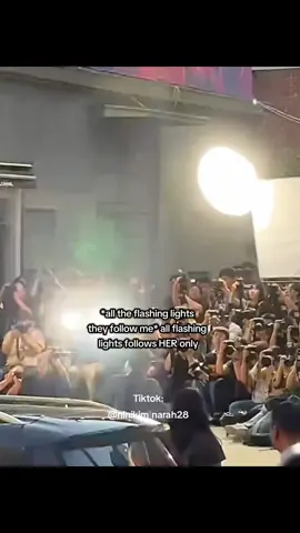 there’s a reason why Jennie needs to wear sunglasses coz look at all that damn camera flashes 😎 @blackpinkofficial @JENNIE @JENNIE HQ  #JENNIEmeetsRAYBAN #JENNIE #JENNIEKIM #fyp 