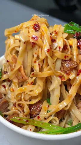 Nemu yang jual bakmie ayam jamur di antara para penjual menu nasi-nasian di pujasera ini.  Standnya paling depan di sebelah kiri. Menunya macem-macem dan murah meriah. Kalo kesini cobain nasi ayam daun jeruk, bakmie ayam jamur, atau pisang goreng wijennya deh.  MAMIV'S KITCHEN @mamivkitchen  📍 Pujasera Kalimantan sebrang neutron, Jl. Kalimantan (kampus), Jember ⏰ 09.00-21.00 📲 082257580049 ✅ gofood, grabfood, shopeefood  #kulinerjember #dibuatlapernjio #kulinerviral #kulinertrending 