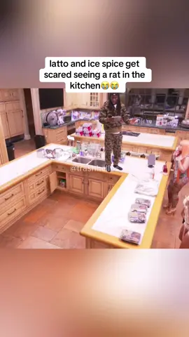 latto and ice spice get scared seeing a rat in the kitchen😭😭#kaicenat #latto #icespice #mafiathon3 #fyp 