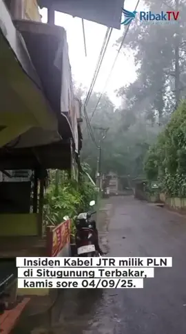 Kabel Listrik Udara Milik PLN Di Situgunung Terbakar, Warga Cikaramat Mati Lampu Ribaknews26.com- Sukabumi  Sebuah Insiden akibat berkaratnya material Saluran Jaringan Tegangan Rendah (JTR) milik PLN dengan tegangan 20 KV yang memasok aliran listrik bagi warga Babakan kembar dan Cikaramat Desa Sukamanis kecamatan Kadudampit Sukabumi, yang terletak di kampung Pesanggrahan RT 33 RW 08, Desa Gede pangrango tepatnya Persis di depan gerbang Wisata Situgunung, terbakar mengeluarkan Api. Kabel terbakar kurang lebih selama satu jam pada Kamis sore pukul 16:30 wib hingga petugas PLN UPL Lembur Situ Sukabumi datang pukul 17:30 wib. Kamis 04/09/25 #insiden #kabelpln #terbakar #situgunungsukabumi #sorotan  @mokhbello 