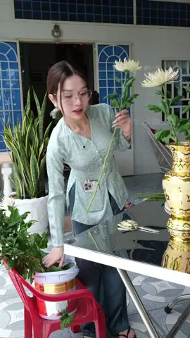 Hỏi nhân thế sao cứ mang lòng ghét ganh Được và mất cuối đời cũng chẳng mang theo 