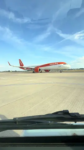 A321 push on a sunny day here at Bristol Airport! #aviation #ramplife #BRS #pushback #plane 