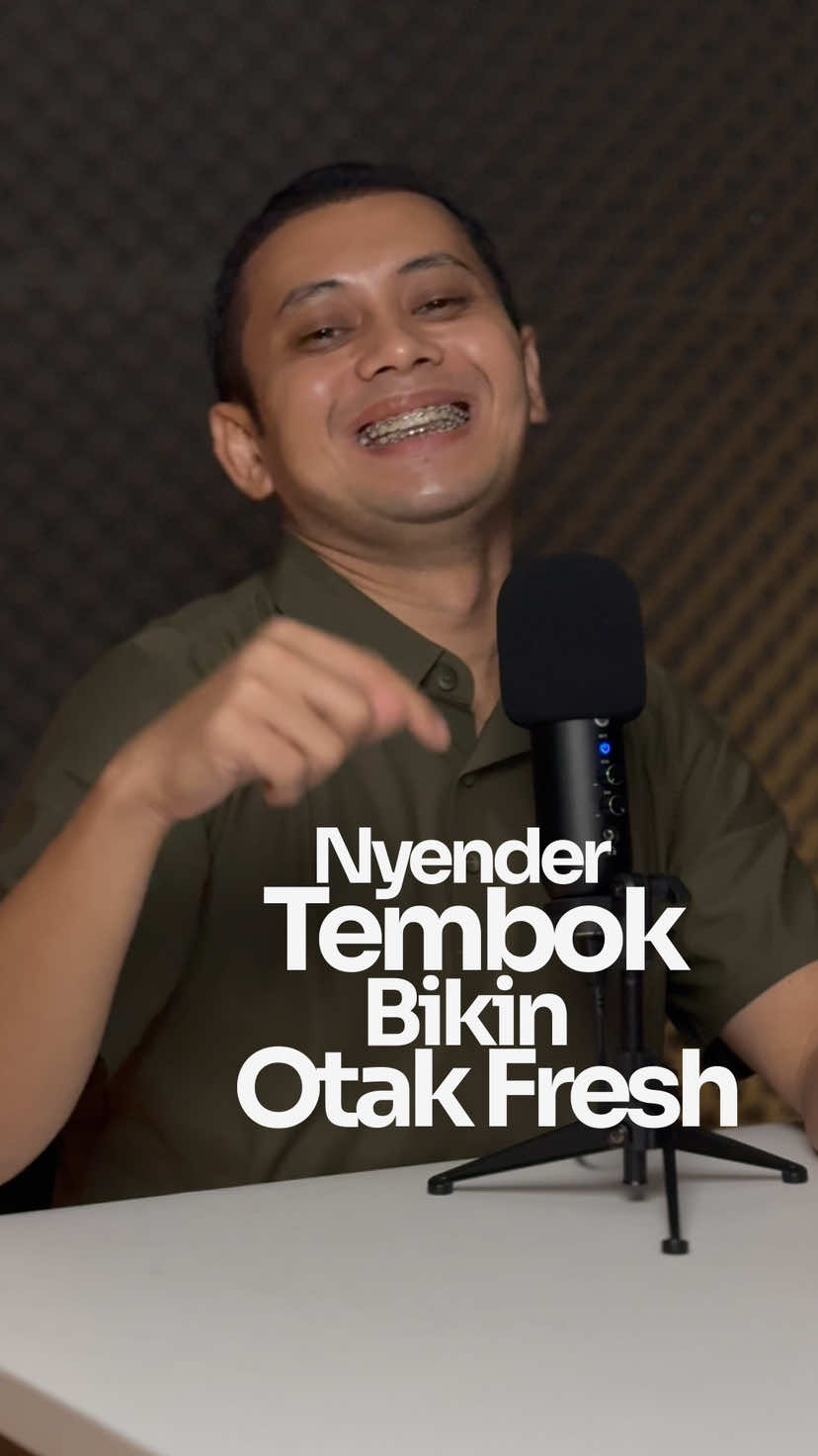 Cara simpel melepas stress: nyender di tembok. Aktivitas terapi sensorik yang bantu kita untuk merasa santai, aman, dan tenang. Selain nyender di tembok, duduk di lantai dan nyender di kursi kerja juga termasuk terapi sensorik.  Ini aktivitas yang sering abang lakukan. Kalau kamu, apa cara terbaikmu untuk melepas stress??? #stressrelease #bangsap #Sustainability #environmental #bisnishijau  