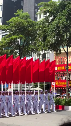 Khi khối Cờ Hồng tới Liễu Giai cũng là lúc các đoàn xe đưa các đồng chí rời Hà Nội. Cảm ơn vì đã đến. #quockhanh2025❤️🇻🇳 #A80 