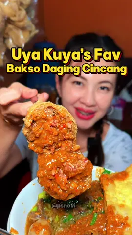 Video ini diambil sebelum aksi demo2 🙃 emang habis dari kokas markasnya @Uya Kuya , dan dari dulu uda liat review nih bakso yang sering dimakan ketika doi masih tinggal sekitaran Pendapat boleh beda ya.. tapi review bakso gpp kan 😝 Bakso langganan Mas Uya ini cukup rame pas aku dtg di bukan jam makan, baksonya isi pakai limpahan daging cincang dan tetelan, nah uniknya disiram kuah ayam kecap buat mie ayam! Yg demen agak manis boleh request tp klo demen nya asin mending skip, siapa yg sering makan juga? Mgkn krn ada embel2 nama fav Mas Uya nih bakso pun jadi rame terus, bukan membela, tapi ada sisi positif dibalik isu2 negative di lingkungan 👌🏻 setuju kah? Yuk makan bakso lagi! Ramein jualan sekeliling dikala kamu mampu ya! 📍 Mie Ayam Bakso Pak De Acong Casagrande Jaksel #PSNovi #PsNovibakso #kulinerindonesia #kulinerjaksel #kulinerunik #bakso #baksoenak #baksodaging #kulinerviral