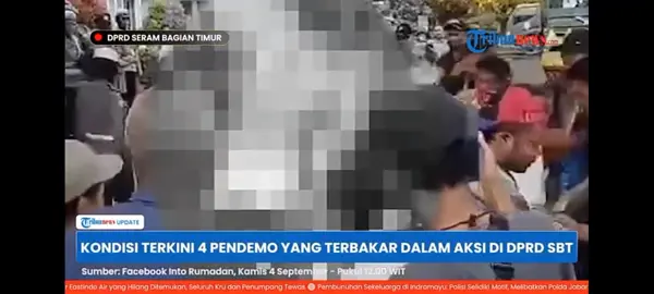 ‎TRIBUN-VIDEO.COM - Puluhan massa dari Pergerakan Mahasiswa Islam Indonesia (PMII), menggelar demonstrasi di depan kantor Dewan Perwakilan Rakyat Daerah (DPRD) Seram Bagian Timur (SBT), Maluku. Namun sayangnya aksi yang dilaksanakan pada Kamis, (4/9) sekira pukul 12.00 WIT tersebut, berujung dengan tragis. Empat orang pendemo dilaporkan terbakar, saat tengah mencoba membakar ban bekas. Mereka adalah Dalila Fani Loklomin, Lamping Rumfaran, Abu Ernas, Amrin Rumatiga. Menurut keterangan salah satu orator aksi, Abdul Rumatiga, kejadian nahas berawal ketika salah seorang massa aksi hendak menyiram bahan bakar minyak (BBM) pada ban bekas. Tindakan itu awalnya sempat dihalau oleh aparat keamanan, namun justru berakhir dengan aksi saling dorong. Seusai saling dorong, minyak yang akan digunakan untuk membakar ban oleh pendemo justru tumpah ke pakaian korban. Api yang dihidupkan oleh seorang pemantik tak dikenal seketika menyela hebat dan membakar tubuh kedua korban. Korban yang kepanikan pun langsung berlari dan membuat sejumlah massa menjadi ricuh. Sementara itu mahasiswa lainnya berusaha untuk menolong korban memadamkan api di tubuhnya. Aksi demo pun seketika berubah menjadi chaos dengan suasana yang tegang. Pihak kepolisian yang berjaga di lokasi dengan segera mengamankan area, lalu menenangkan massa. Ada pun dua korban yaitu Dalila Fani Loklomin dan Lamping Rumfaran mengalami luka bakar cukup parah. Sementara dua rekan lainnya yaitu, Amrin Rumatiga dan Abu Ernas mengalami luka bakar ringan di sejumlah bagian tubuh. Keempat korban kemudian langsung dilarikan ke RSUD, Bula. Diketahui sebelumnya, aksi demonstrasi ini dilakukan oleh PMII dengan tujuan menyampaikan aspirasi mahasiswa terkait sejumlah isu lokal hingga nasional di wilayah SBT. (Tribun-Video.com/Tribunambon.com) Artikel ini telah tayang di TribunAmbon.com dengan judul Demo di DPRD SBT Berakhir Tragis, Dua Orang Pendemo Dilahap Api Saat Coba Bakar Ban, https://ambon.tribunne...​. Program: Live Tribunnews Update Host: Putri Dwi Arrini Editor Video: Rahmat Gilang Maulana Uploader: Danang Risdinato Sumber https://www.youtube.com/live/OoR0Mxa7cq0?si=L0B6IW0aA2xCu0LY #viraltiktok #demo #dpr #sahroni #mahasiswa 