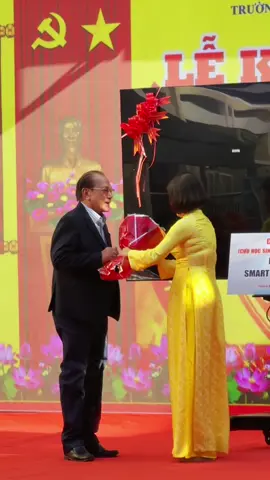 GIÂY PHÚT XÚC ĐỘNG KHI MỸ TÂM GỬI TẶNG TRƯỜNG CŨ 1 MÓN QUÀ Ý NGHĨA NHÂN NGÀY KHAI GIẢNG NĂM HỌC MỚI 🎓  Sáng nay, Ba của ca sĩ Mỹ Tâm đã đến trường THCS Hoàng Diệu - ngôi trường cấp 2 nơi Chị từng học niên khoá 1992-1995 để gửi tặng 1 món quà ý nghĩa để trường có thêm công cụ hỗ trợ cho việc giảng dạy và đào tạo các mầm non tương lai của đất nước. Dù đã tốt nghiệp hơn 30 năm trước, Chị vẫn nhớ về những nơi khởi đầu những giấc mơ để Chị có được ngày hôm nay. #mytam #khaigiang #fyp 