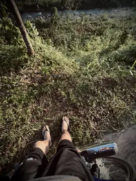 “爱情就像满月，有时圆，有时缺，但始终存在于心中。