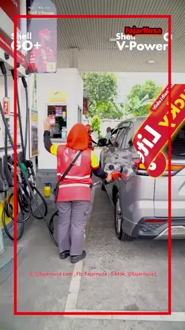 Wamen ESDM Beberkan Alasan BBM Non-Subsidi di SPBU Swasta Kosong FAJARNUSA.COM - Ketersediaan Bahan Bakar Minyak (BBM) di sejumlah Stasiun Pengisian Bahan Bakar Umum (SPBU) swasta belakangan ini mengalami kendala.  Beberapa SPBU dilaporkan kekosongan BBM non-subsidi akibat lonjakan permintaan dari masyarakat. Wakil Menteri Energi dan Sumber Daya Mineral (ESDM) Yuliot Tanjung mengungkapkan, meningkatnya permintaan tersebut terjadi karena adanya pergeseran pola konsumsi masyarakat dari BBM subsidi ke BBM non-subsidi.  Menurutnya, kebijakan penggunaan QR code untuk pembelian Pertalite menjadi salah satu faktor yang mendorong peralihan tersebut. 