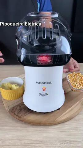 🍿 ATENÇÃO, viciados em pipoca! Você ainda tá fazendo pipoca na panela e quase botando fogo na cozinha? 😂 Chega disso! 🔥 Conheça a Pipoqueira Elétrica: joga o milho, liga o botão e PÁ PÁ PÁ, pipoca voando mais rápido que fofoca de vizinha! 💁 Sem óleo, sem bagunça, sem estresse… Só alegria e crocância! Ideal pra maratonar série, curtir com crush ou fingir que come saudável (spoiler: é sem gordura mesmo 👀) 🛒 Corre e garante a sua antes que acabe, porque pipoca boa é pipoca feita em casa! #PipocaVoadora #PipoqueiraDoFuturo @@creators #TikTokMeFezComprar #CozinhaSemEstresse #PopcornVibes  