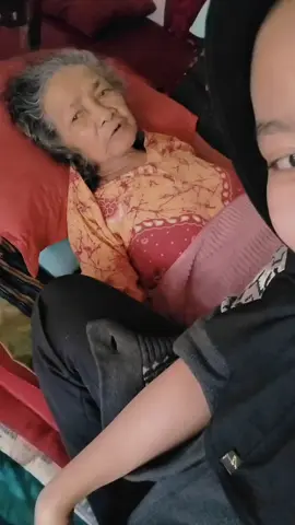 monyang hebatt, monyangg kuatt yaa, udahh mau 86 umurnya tapi masih sehat2 ajaa kayaa gini araa dah alhamdulillah monyangg, cepatt pulihh yaa monyang aya🥰🤍 bahagiaaa sekalii liatt monyang bahagiaa pas araa pulangg, skrang giliran araa yang nyuapin monyangg, kmren2 apaa² klo dh drumah pasti monyang blg harus di suapin monyang dlu makannya banyak²🥺🫶🏼 maaff yaa nyang araa cumann pulang sebentarr nnti klo adaa araa libur lagi araa bakalan pulang kok tengok monyang. pkok nyaa cepat sembuh biar bisa jalannn lagiiii dan bisa pergi k tempatt araa aamiin allahumma amiin🤲. #promoseruweekend #fyp #mygrandma #family #fyppppppppppppppppppppppp 