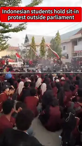 Jakarta: Students and groups stage peaceful demonstration  #Indonesia  #Jakarta  #Student   #Protest  #SitIn  