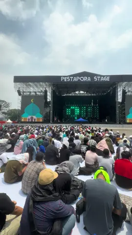 Ibadah Shalat Jumat hari ini, di depan Pestapora Stage 🫶🏼🍇🍋  #Pestapora #PestaporaDiTiktok 