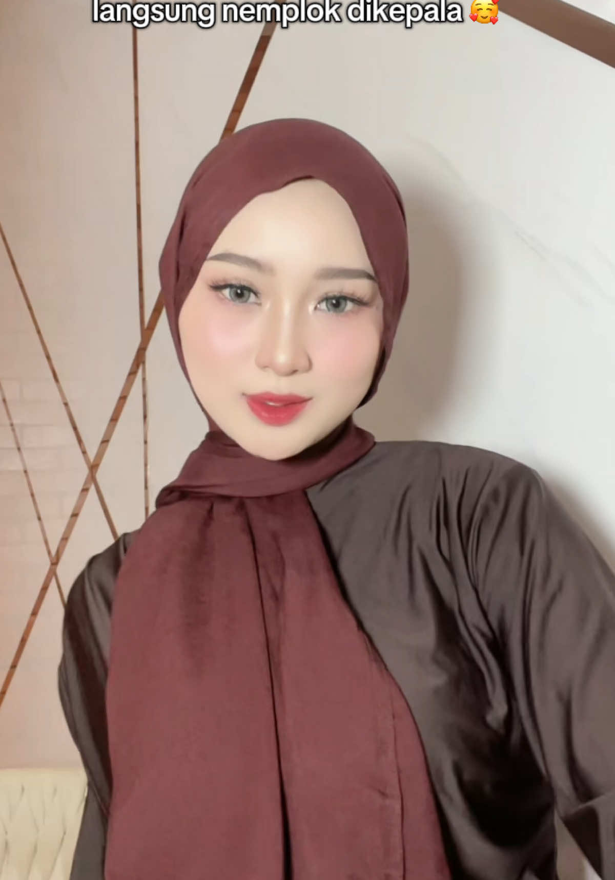 Ternyata senyaman itu pakai pashmina viscose 🥰🫶🏻  #pashminaviscose #guncangpromo99 #GAJIANSALE99 #gajiansale #fyppviraltiktok🖤シ゚☆♡ 